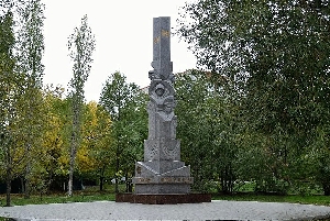 Памятник героям фронта и тыла в сквере Победы