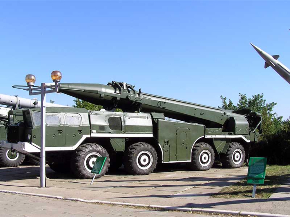Самоходная пусковая установка 9П129 с ракетой 9М79 тактического ракетного комплекса 9К79 «Точка»