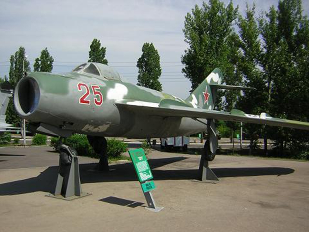 Фронтовой истребитель МиГ-15