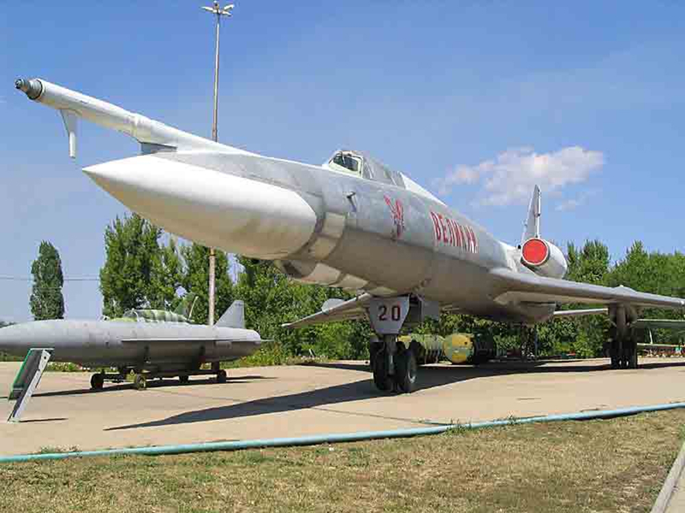 Сверхзвуковой ракетоносец средней дальности Ту-22КД