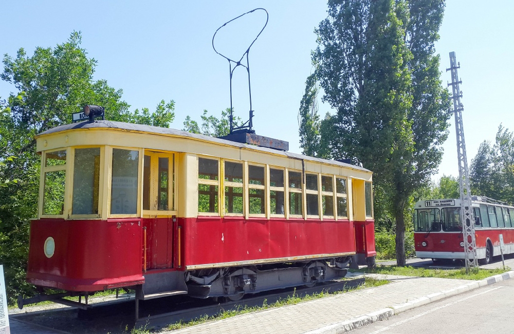 Моторный трамвайный вагон серии «Х» и Троллейбус ЗиУ-682Г-012