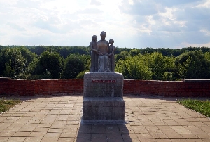 Памятник Первой учительнице в с. Приречное
